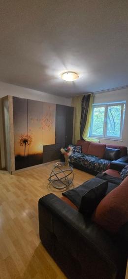 Apartament cu 3 camere semidecomandat în P-ța Reșița