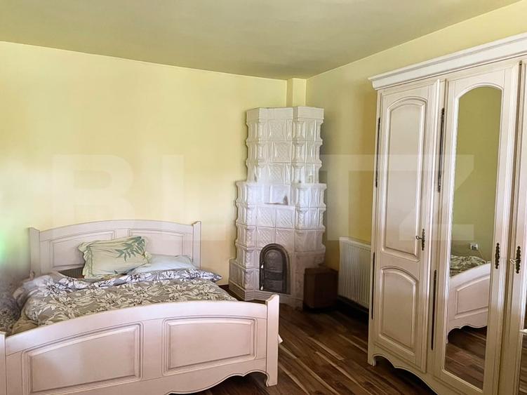 Casă individuală cu 8 camere cu Canalizare în Dumbrava