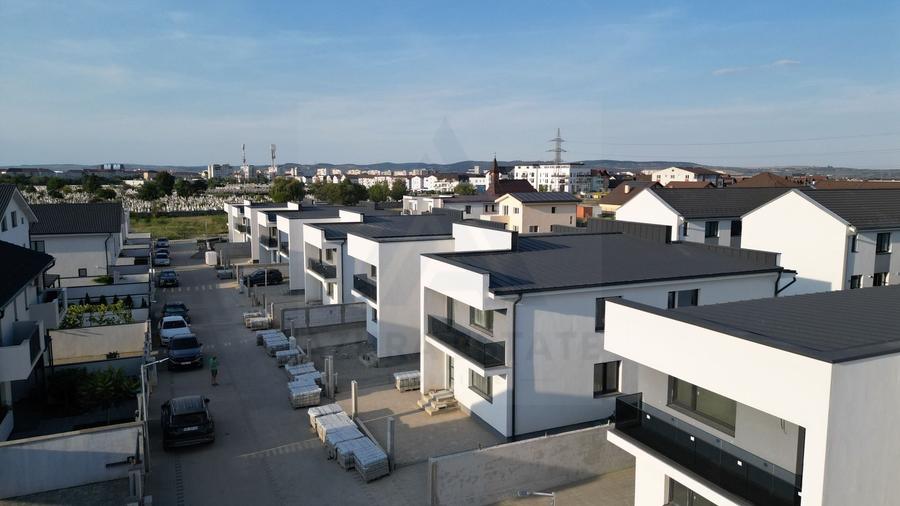 Duplex cu 4 camere cu Canalizare în Exterior Sud