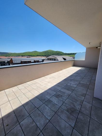 Penthouse cu 3 camere semidecomandat în Florești