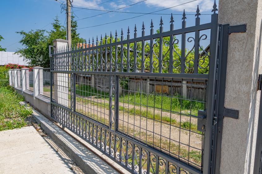 Casă individuală cu 4 camere cu Canalizare în Moinești