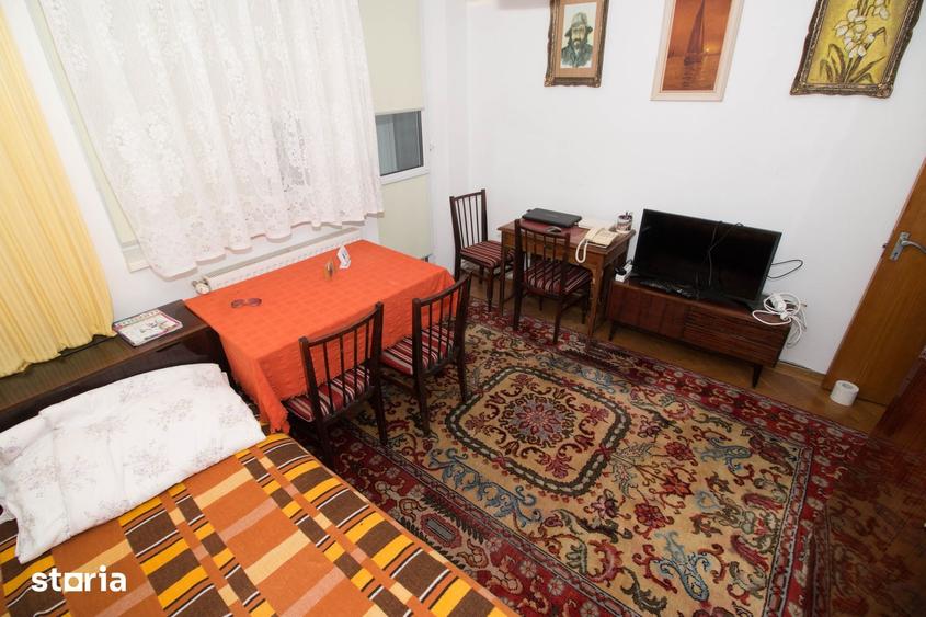 Apartament cu 3 camere decomandat în Schei
