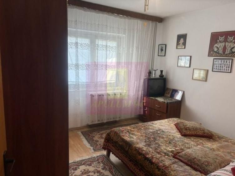 Apartament cu 3 camere decomandat în Drumul Sării