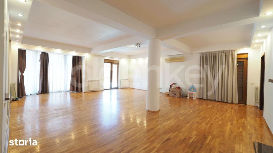 Casă cu 8 camere cu Teren 600 Mp în Băneasa