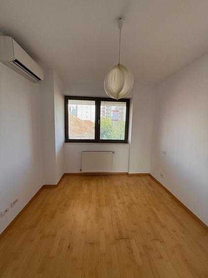 Apartament cu 4 camere, mobilat în Capitale