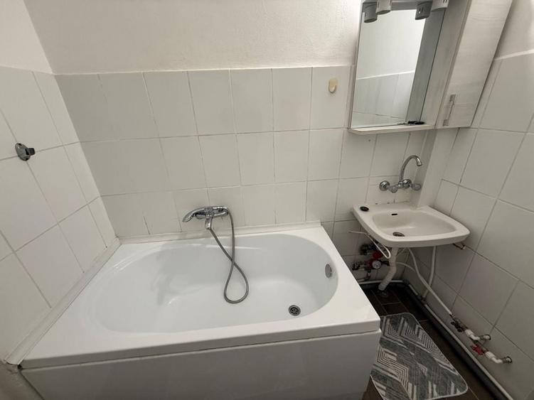 Apartament cu 3 camere decomandat în Exterior Vest