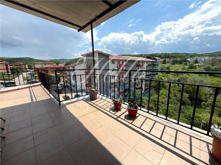 Apartament cu 3 camere semidecomandat în Florești