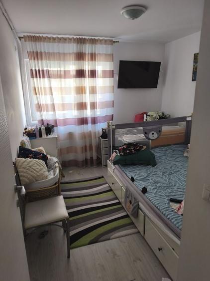 Apartament cu 3 camere semidecomandat în Cățelu