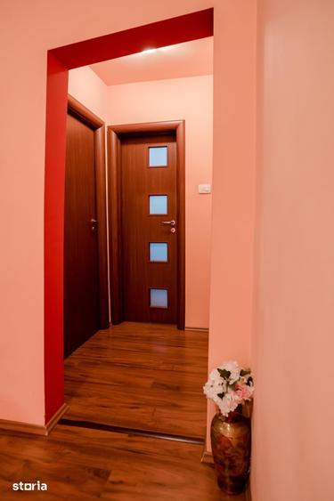Apartament cu 3 camere semidecomandat în Rahova