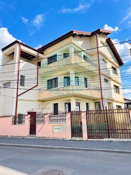 Casă individuală cu 9 camere cu Canalizare în 13 Septembrie