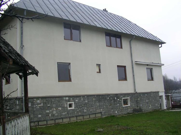 Casă cu 4 camere în Central