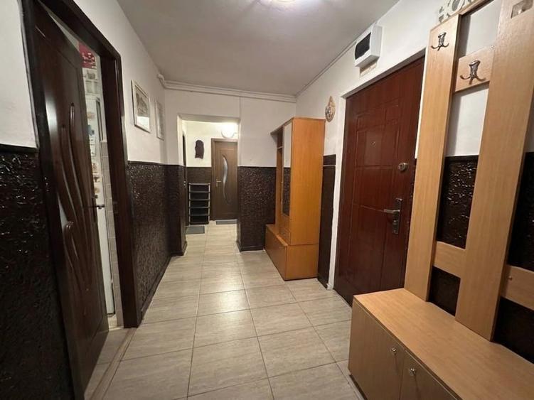 Apartament cu 3 camere semidecomandat în Uzina 2