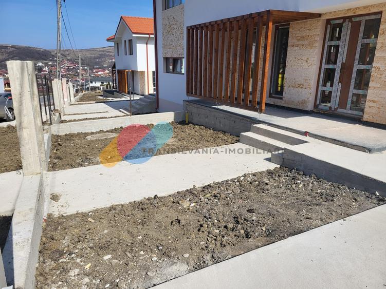 Duplex cu 4 camere cu Canalizare în Chinteni