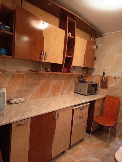 Apartament cu 3 camere decomandat, mobilat în Malu Roșu