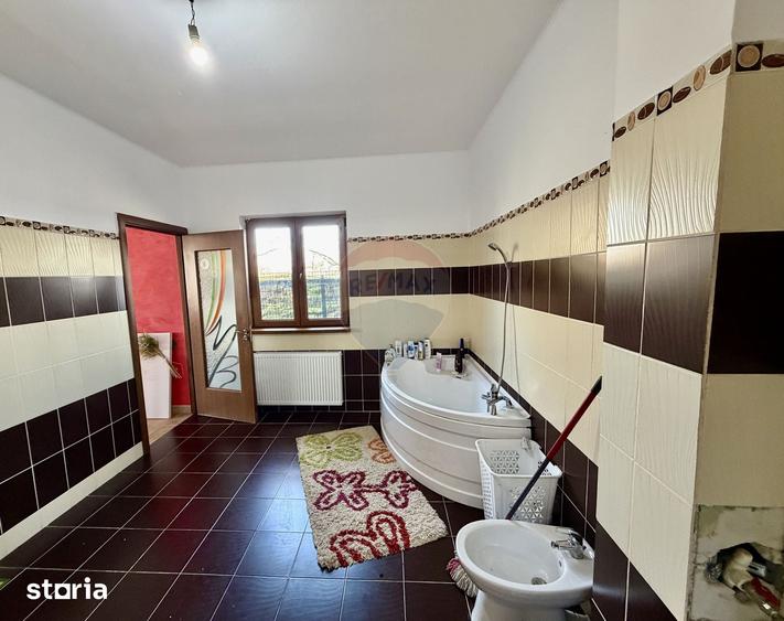Casă cu 5 camere cu Teren 3400 Mp în Garoafa