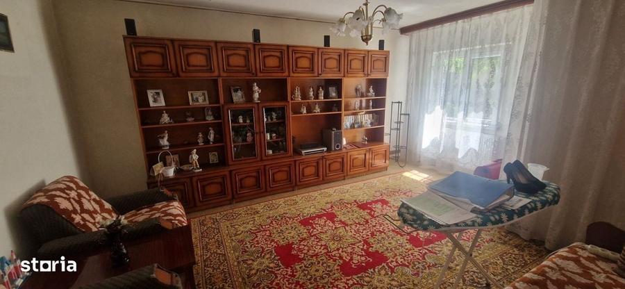 Apartament cu 3 camere decomandat în 1 Mai