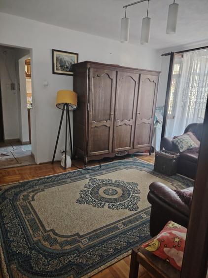 Apartament cu 4 camere semidecomandat în Central