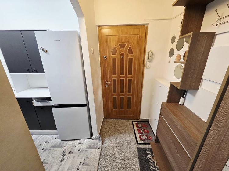 Apartament cu 3 camere semidecomandat în Dacia