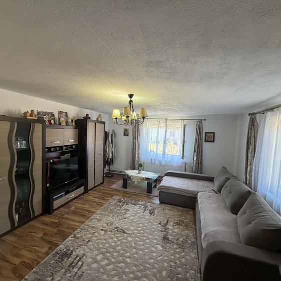 Casă cu 4 camere în Bârzava
