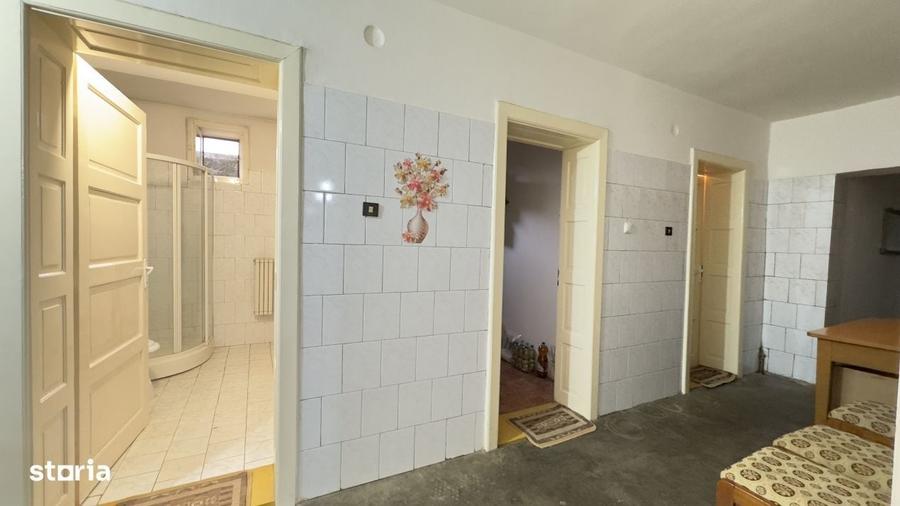 Casă cu 4 camere în Central