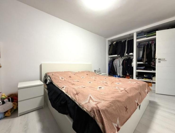 Apartament cu 4 camere decomandat în Lipovei