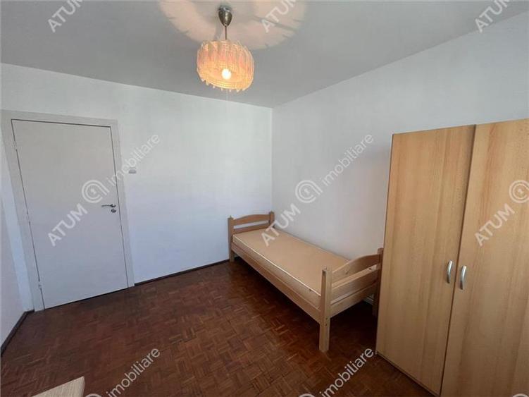 Apartament cu 3 camere semidecomandat, mobilat în Central
