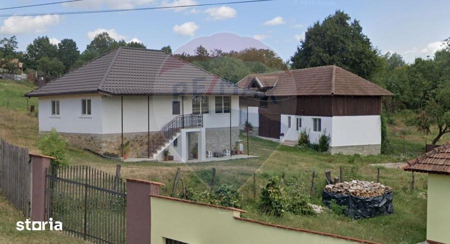 Casă cu 4 camere cu Teren 16499 Mp în Baia de Fier