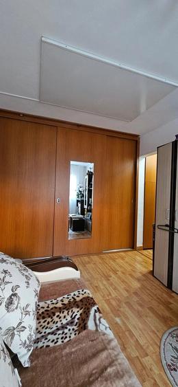 Apartament cu 3 camere semidecomandat în Florilor