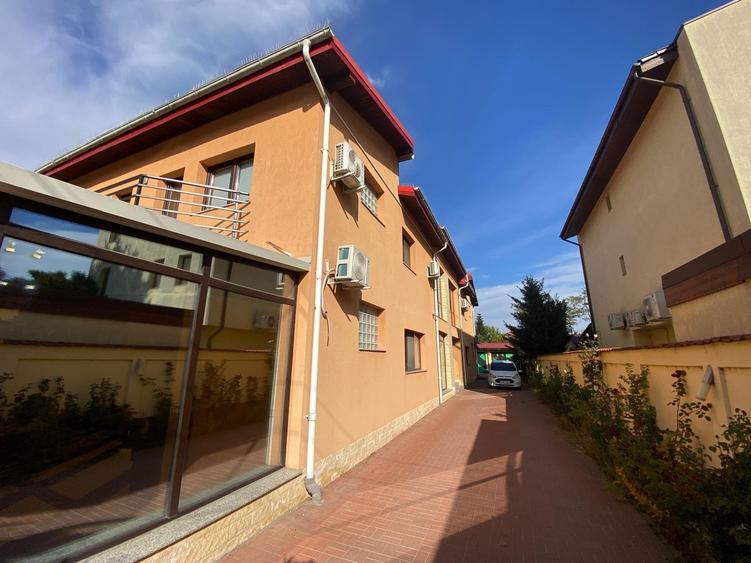 Duplex cu 8 camere cu Teren 700 Mp în Păcii