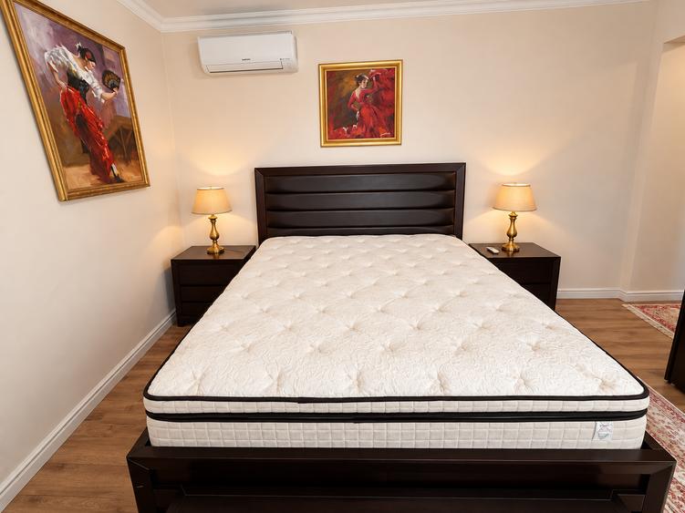 Apartament cu 3 camere semidecomandat în P-ța Victoriei