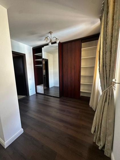 Casă individuală cu 7 camere cu Piscina în Central