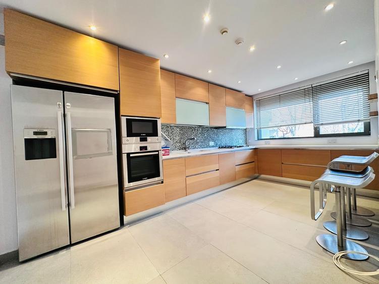 Duplex cu 8 camere cu Canalizare în Băneasa
