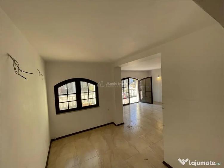 Casă cu 9 camere cu Teren 280 Mp în Petrești