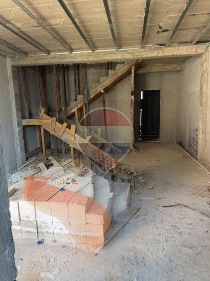 Casă individuală cu 5 camere cu Teren 230 Mp în Central