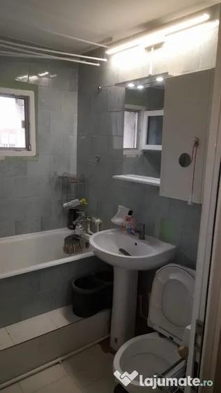 Apartament cu 3 camere decomandat în Exterior Vest
