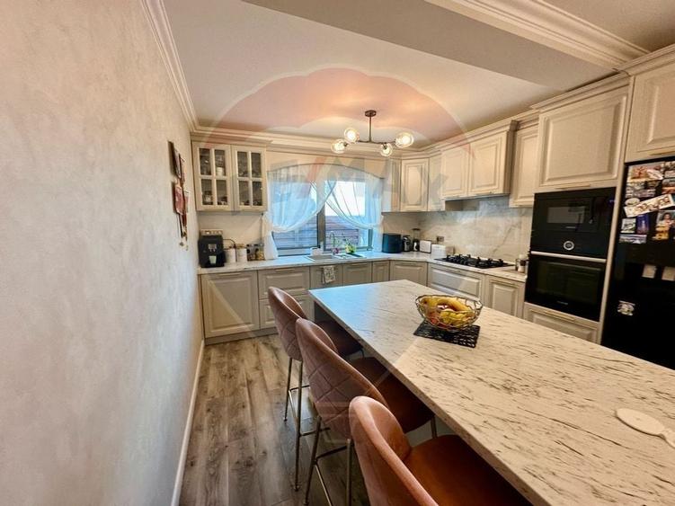 Casă cu 5 camere cu Teren 960 Mp în Vânători
