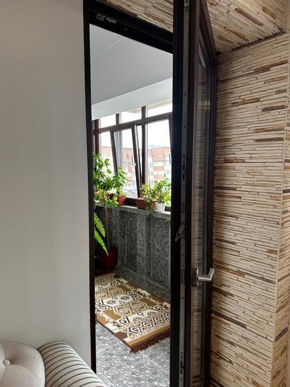 Apartament cu 4 camere decomandat în Sărari