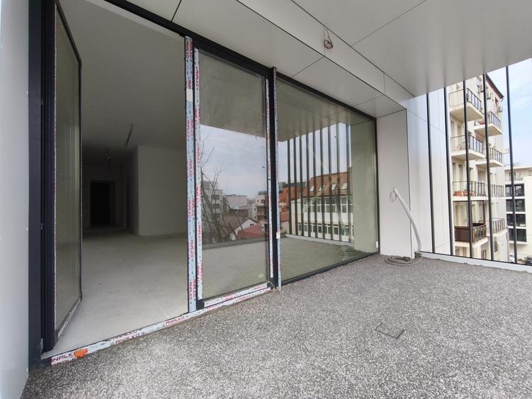 Apartament cu 4 camere decomandat în Herăstrău