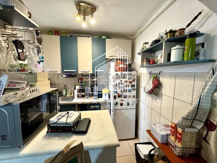 Apartament cu 3 camere semidecomandat în Botizului