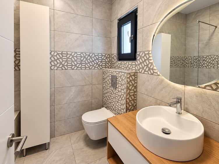 Casă individuală cu 4 camere cu Canalizare în Tunari