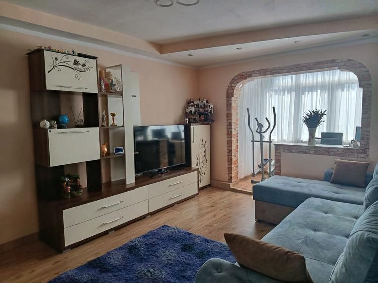 Apartament cu 3 camere decomandat în Narcisa