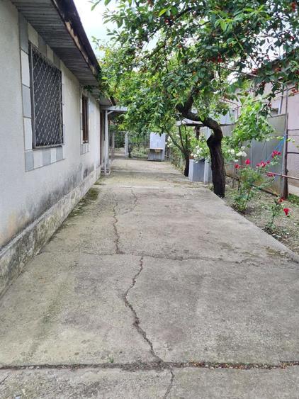 Casă cu 3 camere în Poienarii Burchii