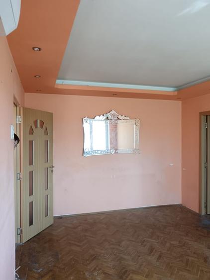 Apartament cu 3 camere semidecomandat în Calea Severinului