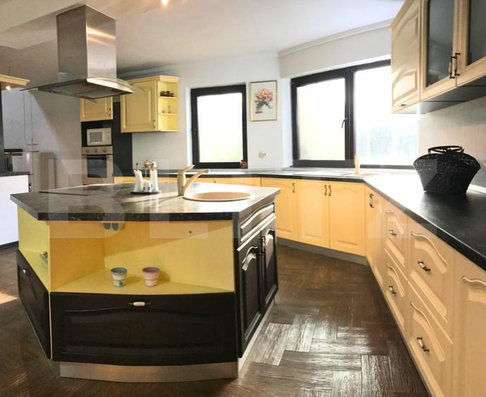 Casă individuală cu 8 camere cu Teren 1038 Mp în Lucieni