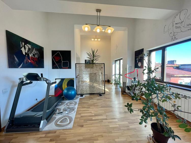 Casă cu 7 camere cu Garaj în Dămăroaia