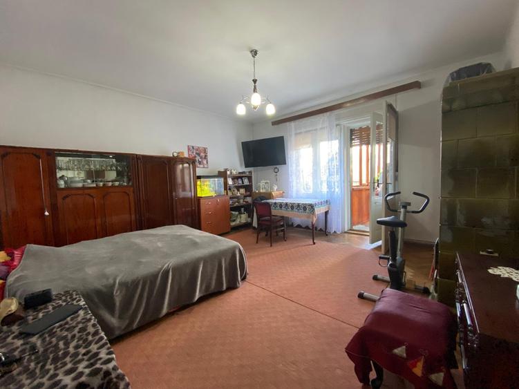 Apartament cu 4 camere decomandat în Orașul de Jos