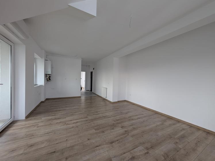 Apartament cu 3 camere semidecomandat în Florești