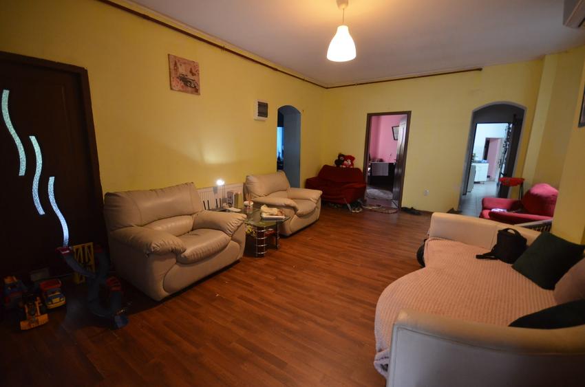 Apartament cu 6 camere decomandat în Calea Călărașilor