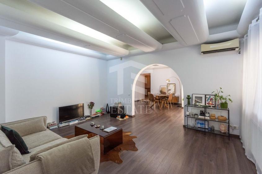 Apartament cu 4 camere semidecomandat în Arcul de Triumf
