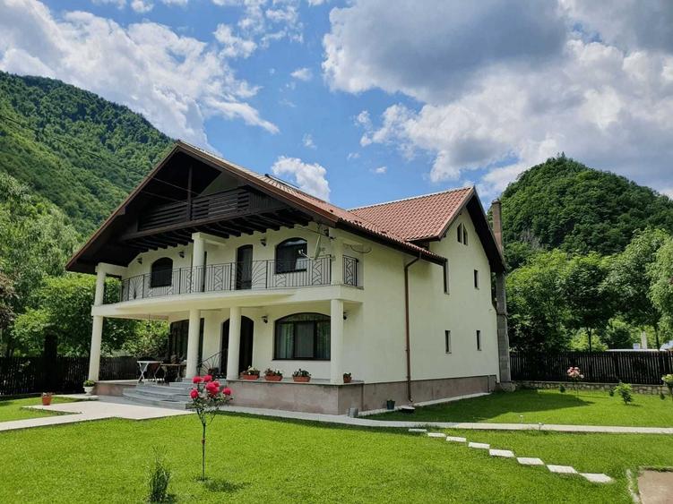 Casă cu 4 camere în Lepșa